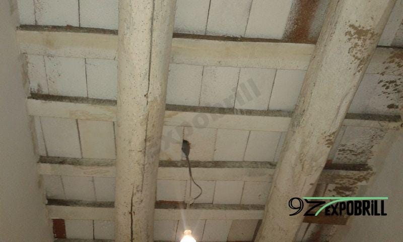 Detall del suport original ocult per capes de pintura