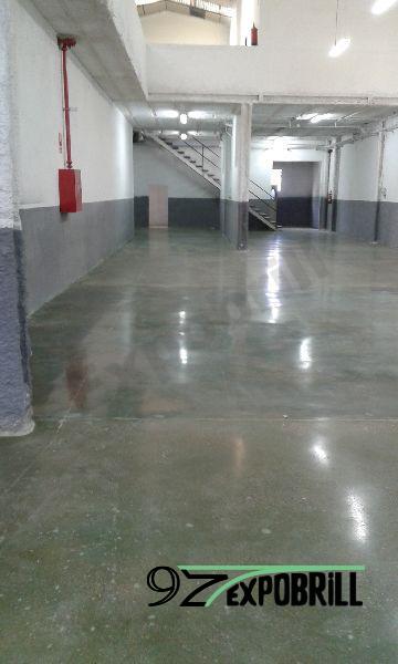Paviment industrial de formigó polit en una nau per una empresa polidora de terres
