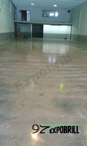 Suelo industrial de hormigón pulido en nave