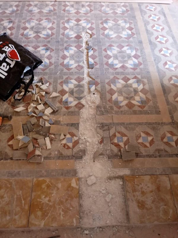 Mosaic de Nolla antic amb geometries modernistes