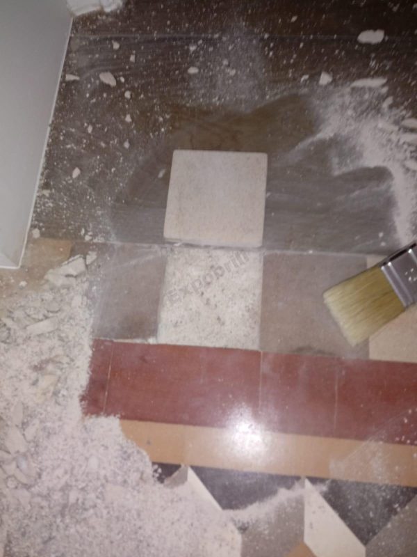 Retirada acurada de baldoses antigues per a la seva restauració per Expobrill