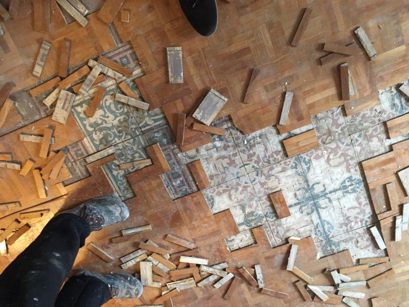Pany de mosaic hidràulic ocult sota un altre paviment, llest per rescatar