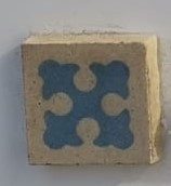 Pieza decorada de cerámica Nolla con motivo azul sobre fondo claro