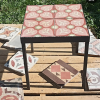 Mesa con mosaico decorativo en la superficie