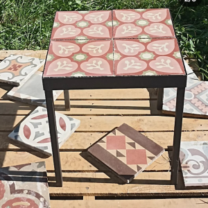 Mesa con mosaico decorativo en la superficie