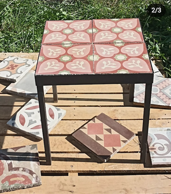 Mesa con mosaico decorativo en la superficie