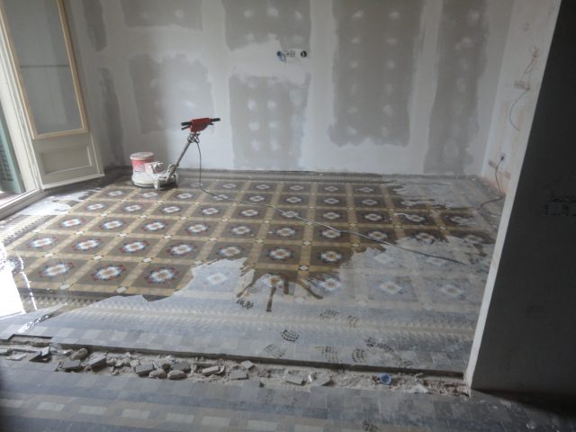 Pavimento mosaico hidráulico durante obra preparado para limpieza y pulido
