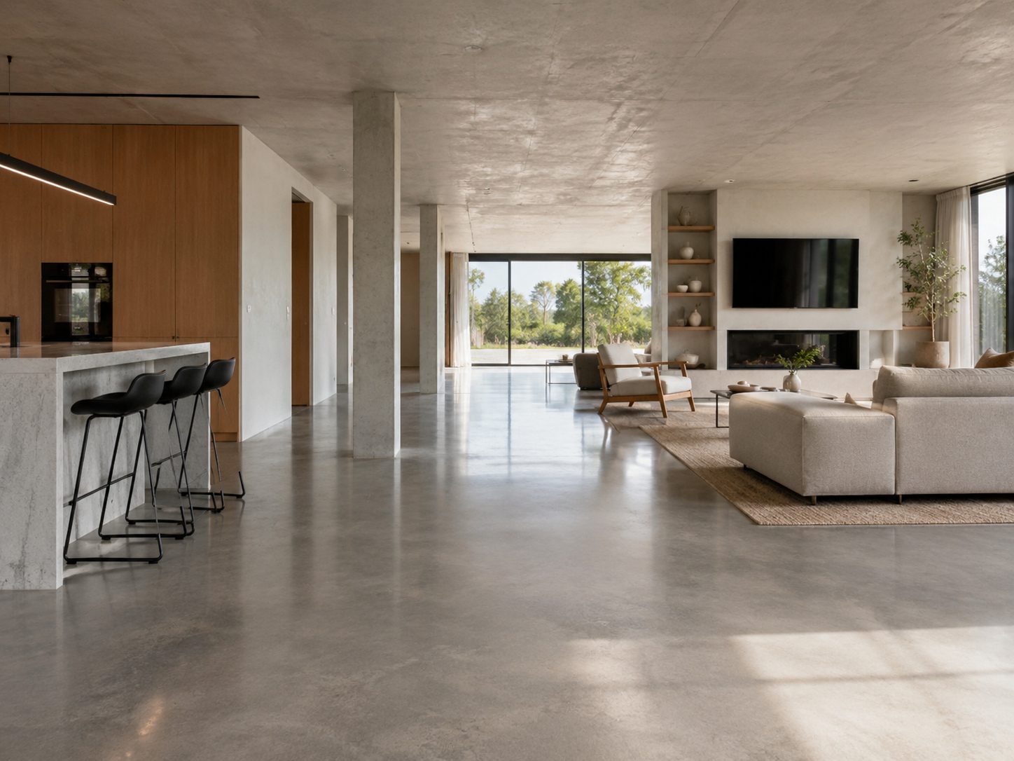 Suelo de hormigón pulido interior en una vivienda moderna de espacio abierto