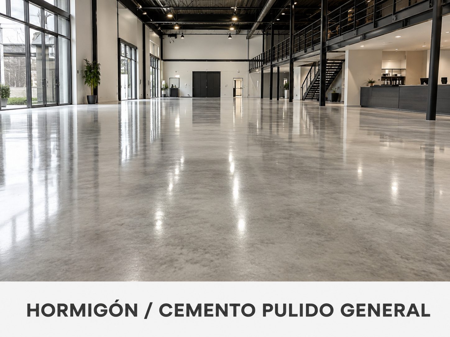 Pavimento de hormigón o cemento pulido interior con acabado suave y reflectante